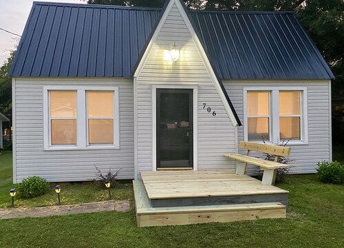 Home Town Getaway - 2 bed 1 bath home - close to town!