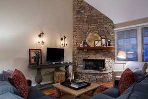 Télévision, cheminée