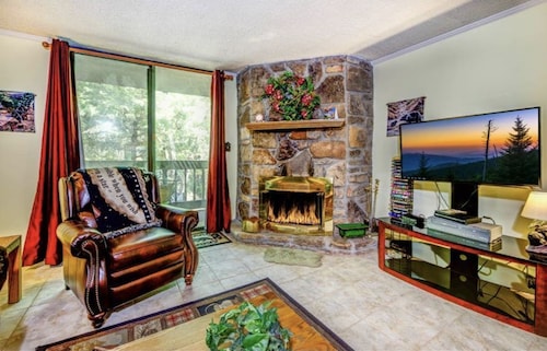 Rauhallinen vetäytyminen • näköala vuorijuoralle • poreallas • uima-allas • vesiputous