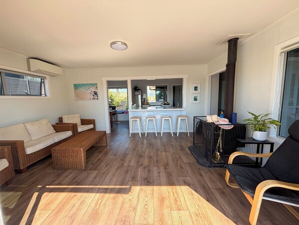 تلفزيون ذكي، مدفأة، ستيريو