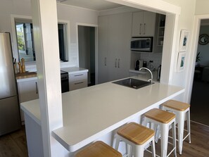 ثلاجة، ميكروويف، فرن، غسالة أطباق