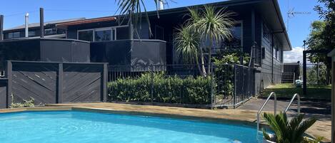 Una piscina al aire libre