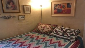 1 soverom, skrivebord, strykejern/-brett og wi-fi (inkludert)