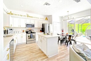 Fridge, microwave, oven, stovetop - SALT WATER POOL*EXPANSIVE POOL DECK* LED POOL FOUNTAIN JETS (kissimmee)