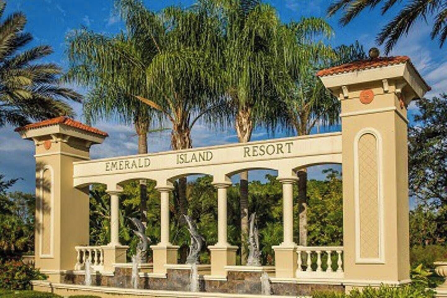 Schild für das Emerald Island Resort mit klassischer Architektur, darunter Säulen und einem verzierten Bogen.