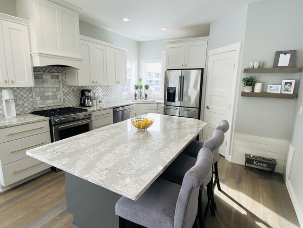 Micro-ondes, four, plaque de cuisson, lave-vaisselle