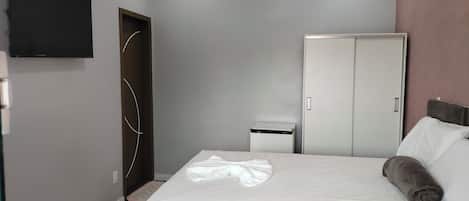 1 habitación, escritorio, tabla de planchar con plancha y wifi gratis
