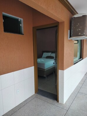 1 bedroom, desk, iron/ironing board, free WiFi - Brand new suite with furniture, television, refrigerator, Netflix, Wifi. Come check...! (Floresta)