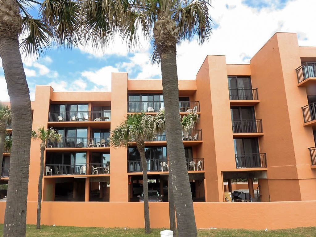 Comfortable 2 bedroom right on the beach
