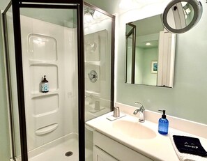 Combined shower/bathtub, hair dryer, towels, soap - Modern Victorian Walk to Main Street (Great Barrington)