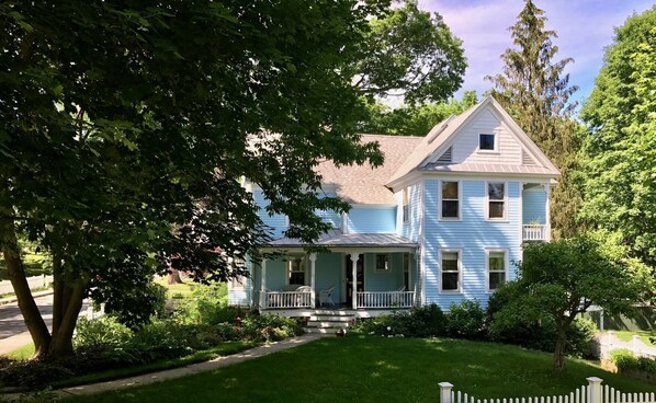 Exterior - Modern Victorian Walk to Main Street (Great Barrington)