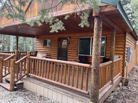 Exterior. Cozy Cedar Mountain Cabin near lakes and National Parks