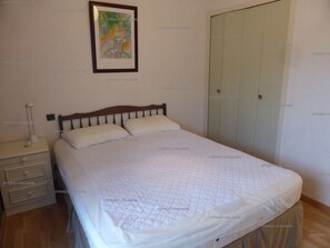 2 bedrooms, iron/ironing board, free WiFi