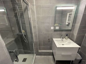 Douche, sèche-cheveux