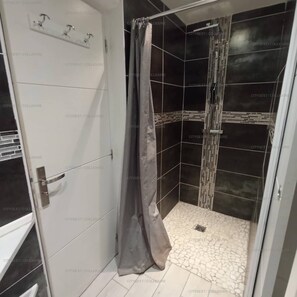 Douche, sèche-cheveux