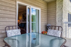 Outdoor dining - FREE Dollywood & Dinner Shows • Whispering Pines 123 • City View • Pools (Pigeon Forge)