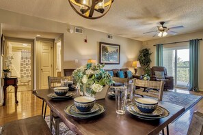 Interior - FREE Dollywood & Dinner Shows • Whispering Pines 123 • City View • Pools (Pigeon Forge)