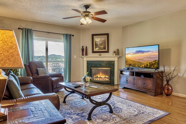 TV, fireplace, DVD player, video library - FREE Dollywood & Dinner Shows • Whispering Pines 123 • City View • Pools (Pigeon Forge)