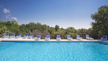 Een verwarmd zwembad