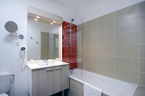 Sèche-cheveux, serviettes fournies