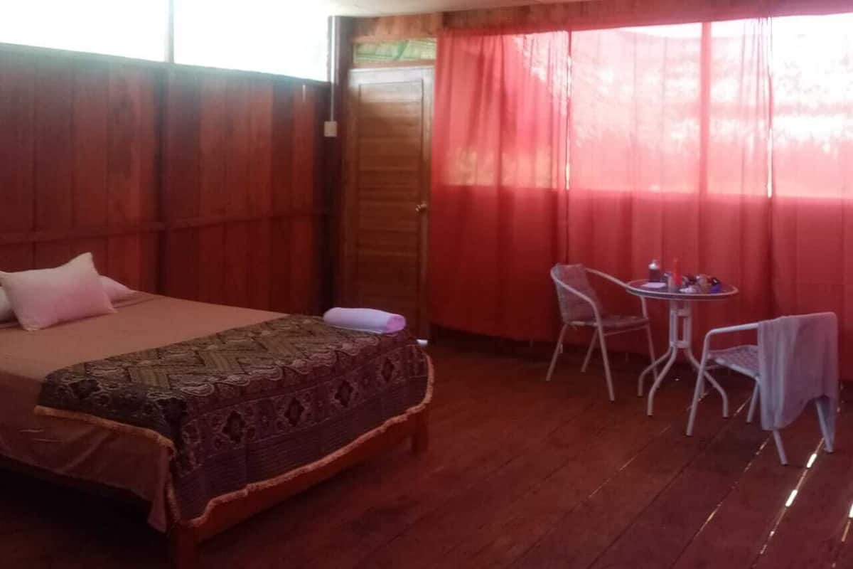 Habitación triple | Baño | Regadera, amenidades de baño gratuitas, toallas, jabón