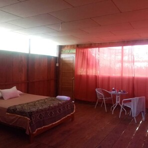 Kolmen hengen huone | Kylpyhuone | Suihku, ilmaiset hygieniatuotteet, pyyhkeet, saippua