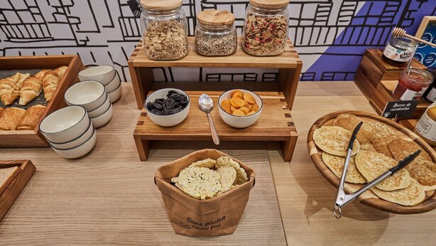 Un buffet de petit-déjeuner proposant une variété d’aliments et d’ustensiles.