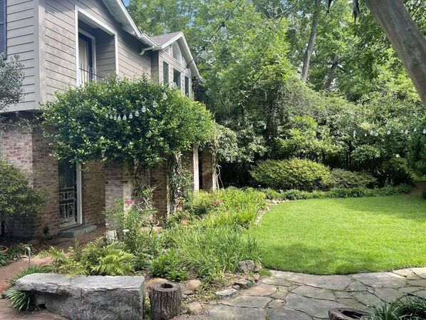 Property grounds - Garden 1BR Cottage off Devine St in Historic Columbia home (Columbia)