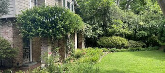  Garden 1BR Cottage off Devine St in Historic Columbia home