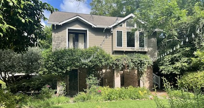 Garden 1BR Cottage off Devine St in Historic Columbia home