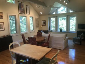 Interior - Garden 1BR Cottage off Devine St in Historic Columbia home (Columbia)