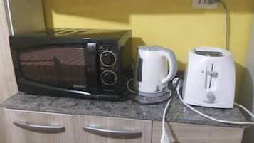 Refrigerador, parrilla de estufa y utensilios de cocina