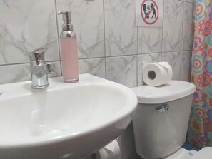 Triple Room, Private Bathroom | Bathroom - Casa de Thelma (San Pedro de Atacama)