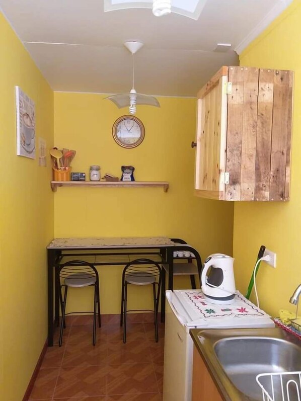 Cabin | Private kitchenette | Fridge, stovetop, cookware/dishes/utensils