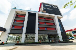 Vista frontal de la propiedad