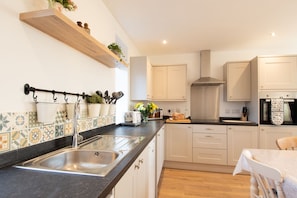 Jääkaappi, mikroaaltouuni, uuni, liesi