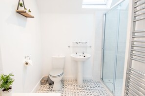 Badewanne, Haartrockner, Handtücher, Toilettenpapier