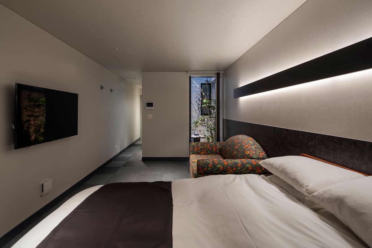 Sumire | Premium bedding, down comforters, pillowtop beds, blackout drapes