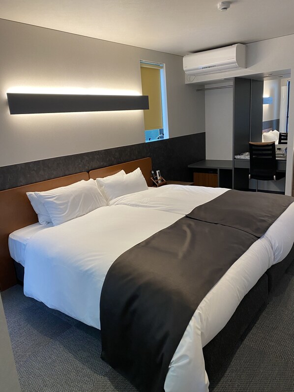 Premium bedding, down duvets, pillow-top beds, blackout curtains - Hotel Sousekian (Osaka)