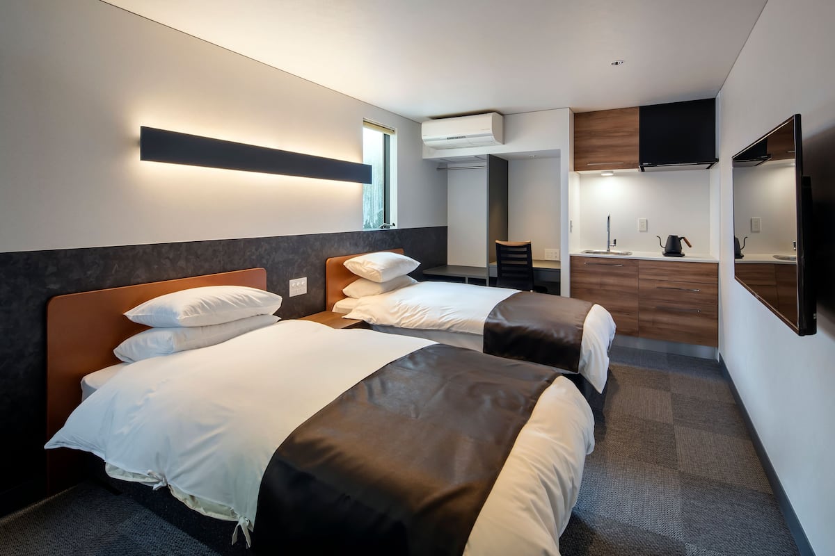 Aoi | Premium bedding, down comforters, pillowtop beds, blackout drapes