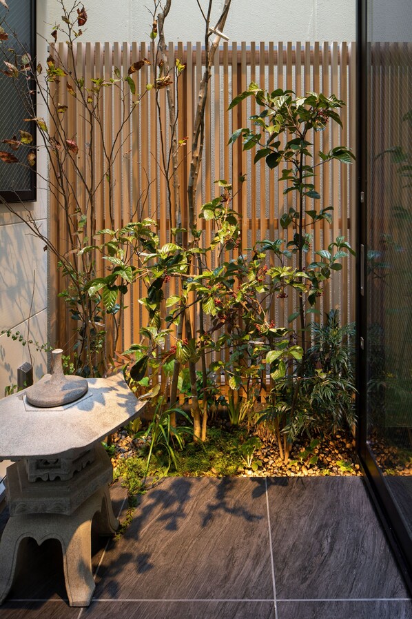 Sumire | Premium bedding, down comforters, pillowtop beds, blackout drapes - Hotel Sousekian (Osaka)