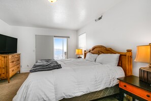 4 bedrooms, iron/ironing board, WiFi, bed sheets - Spacious home w/ access to a shared pool, hot tub & more-walk to Bear Lake (Garden City)