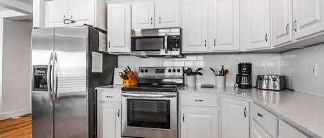 Réfrigérateur, four à micro-ondes, un four, surface de cuisson