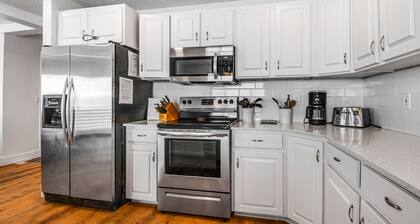 Amplia casa con acceso a una piscina compartida, bañera de hidromasaje y más a pie de Bear Lake.