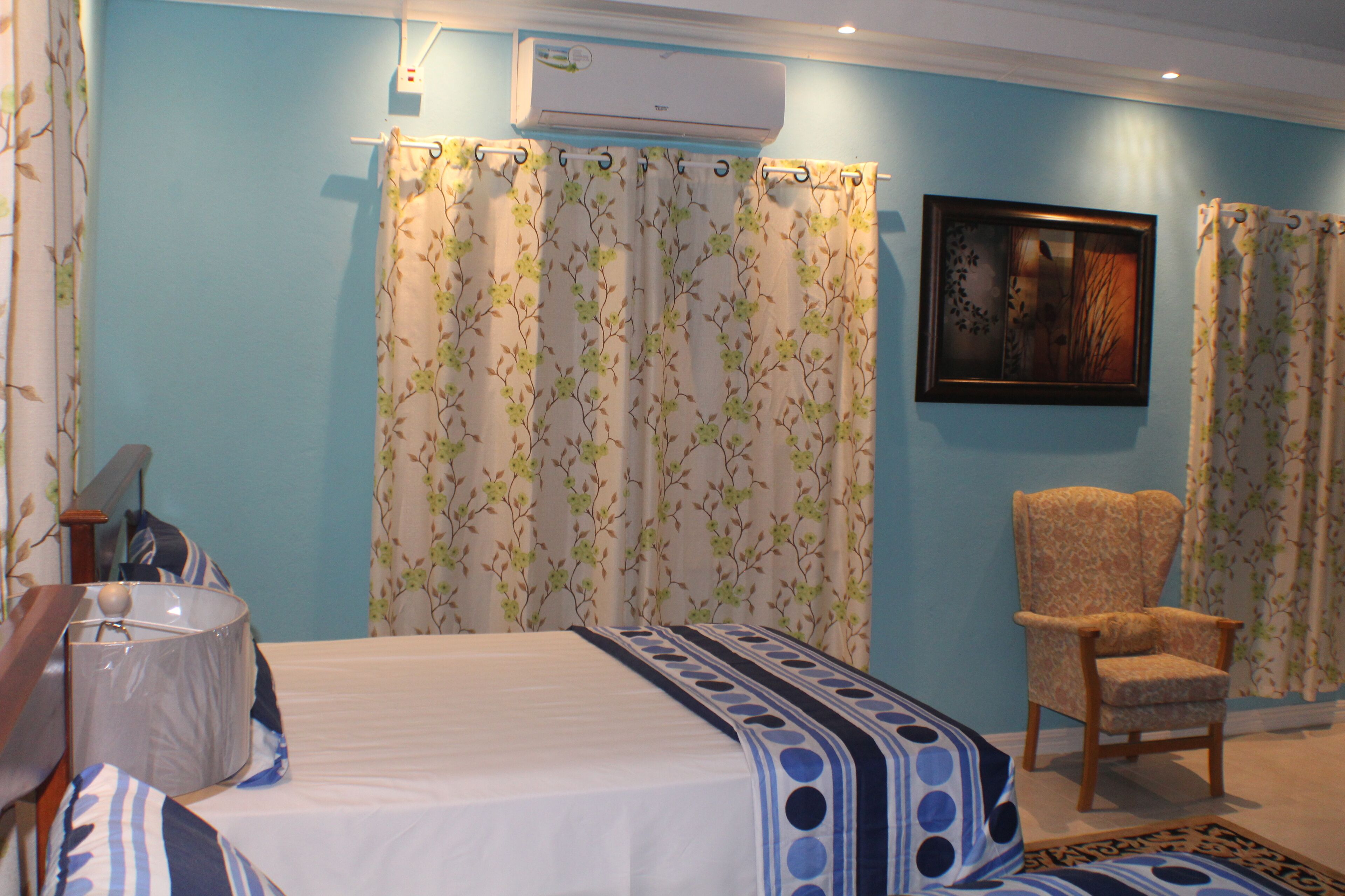 2 habitaciones, tabla de planchar con plancha y wifi gratis 