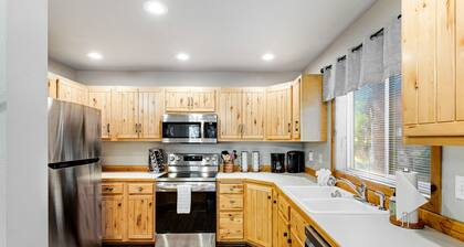 Beautiful escape with cozy deck & firepit - access to pool, hot tub & sauna
