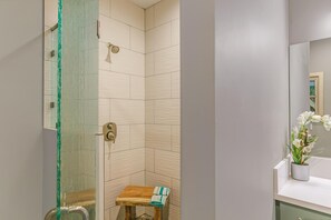 Haartrockner, Handtücher, Seife, Toilettenpapier