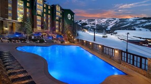 Una piscina al aire libre, una piscina climatizada