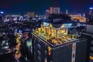 3 bars/lounges, rooftop bar