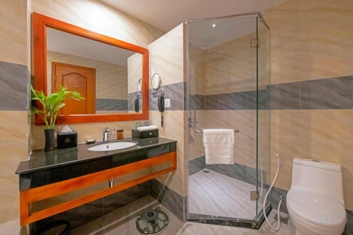Een aparte badkuip en douche, een regendouche, gratis toiletartikelen